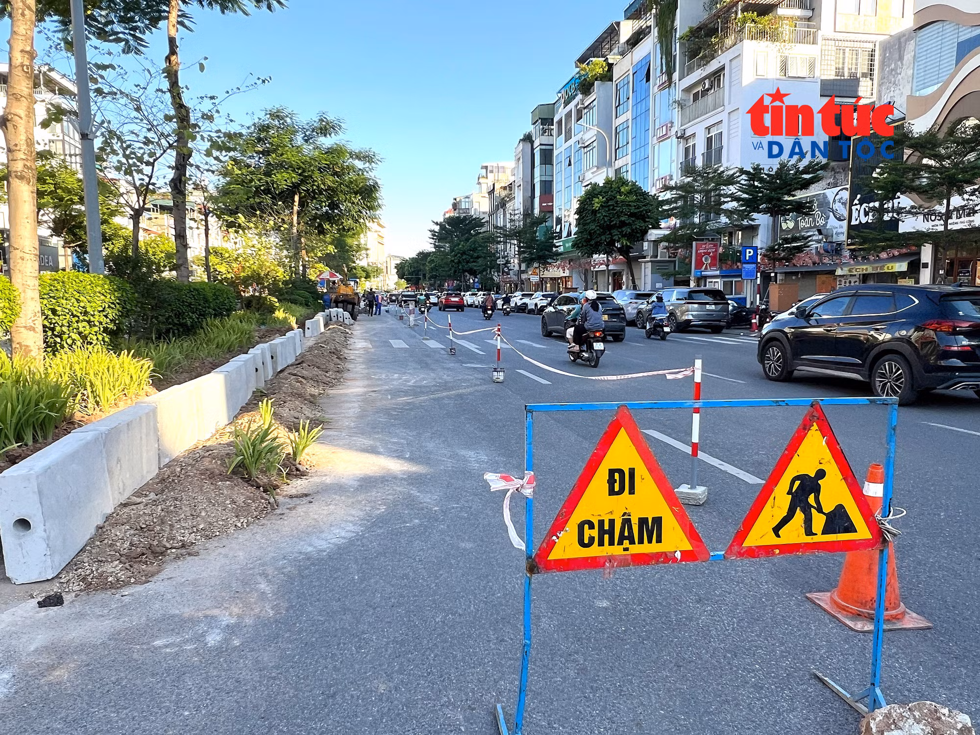 Khu vực thi công được bố trí biển báo, cọc tiêu, phân tách với dòng phương tiện đang lưu thông.