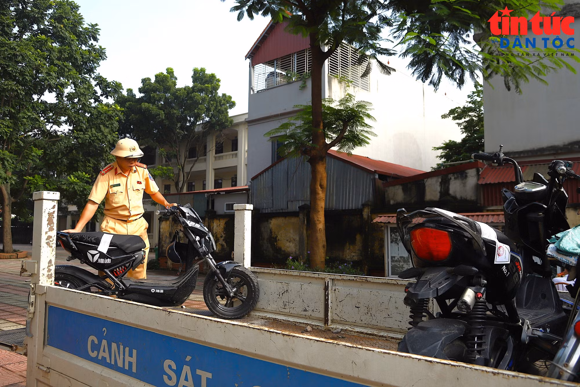 Phối hợp xử lý học sinh vi phạm giao thông ngay cổng trường học ảnh 6