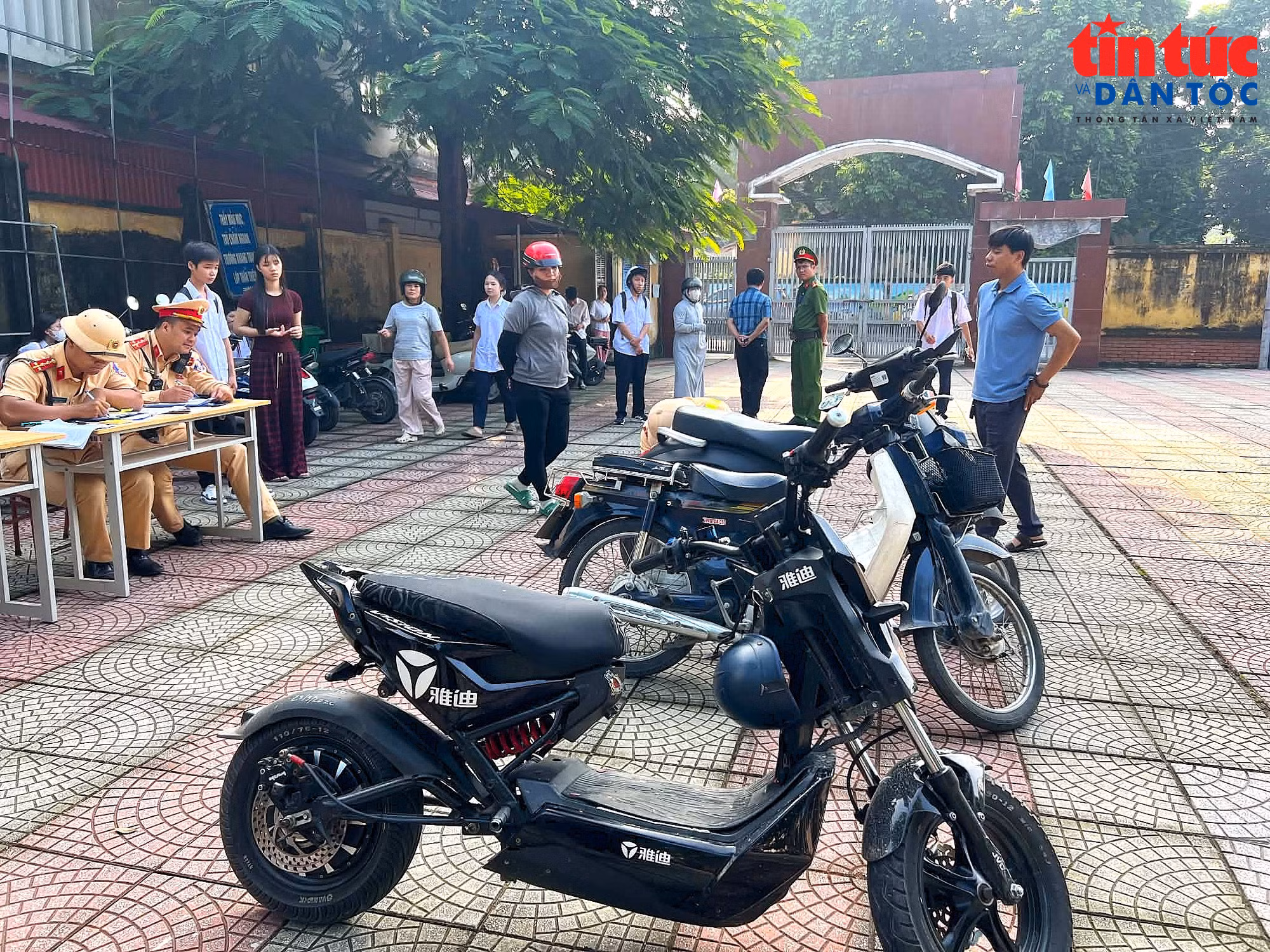 Việc xử lý vi phạm giao thông diễn ra công khai trong sân trường, với sự phối hợp của phụ huynh và đại diện nhà trường.