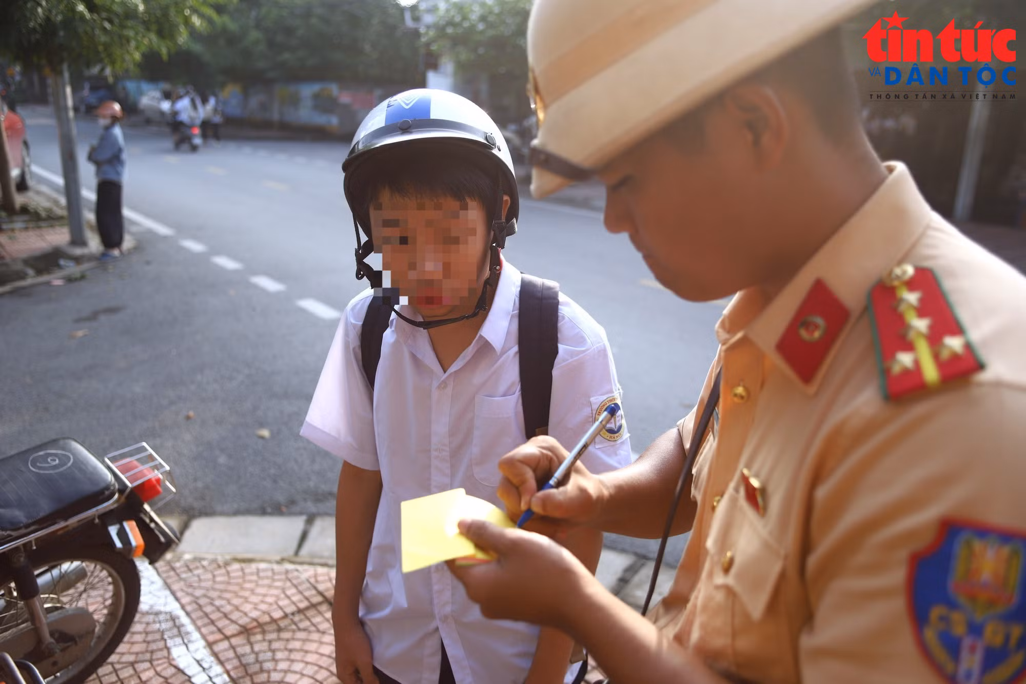 Học sinh vi phạm giao thông được yêu cầu mời phụ huynh lên cùng giải quyết.