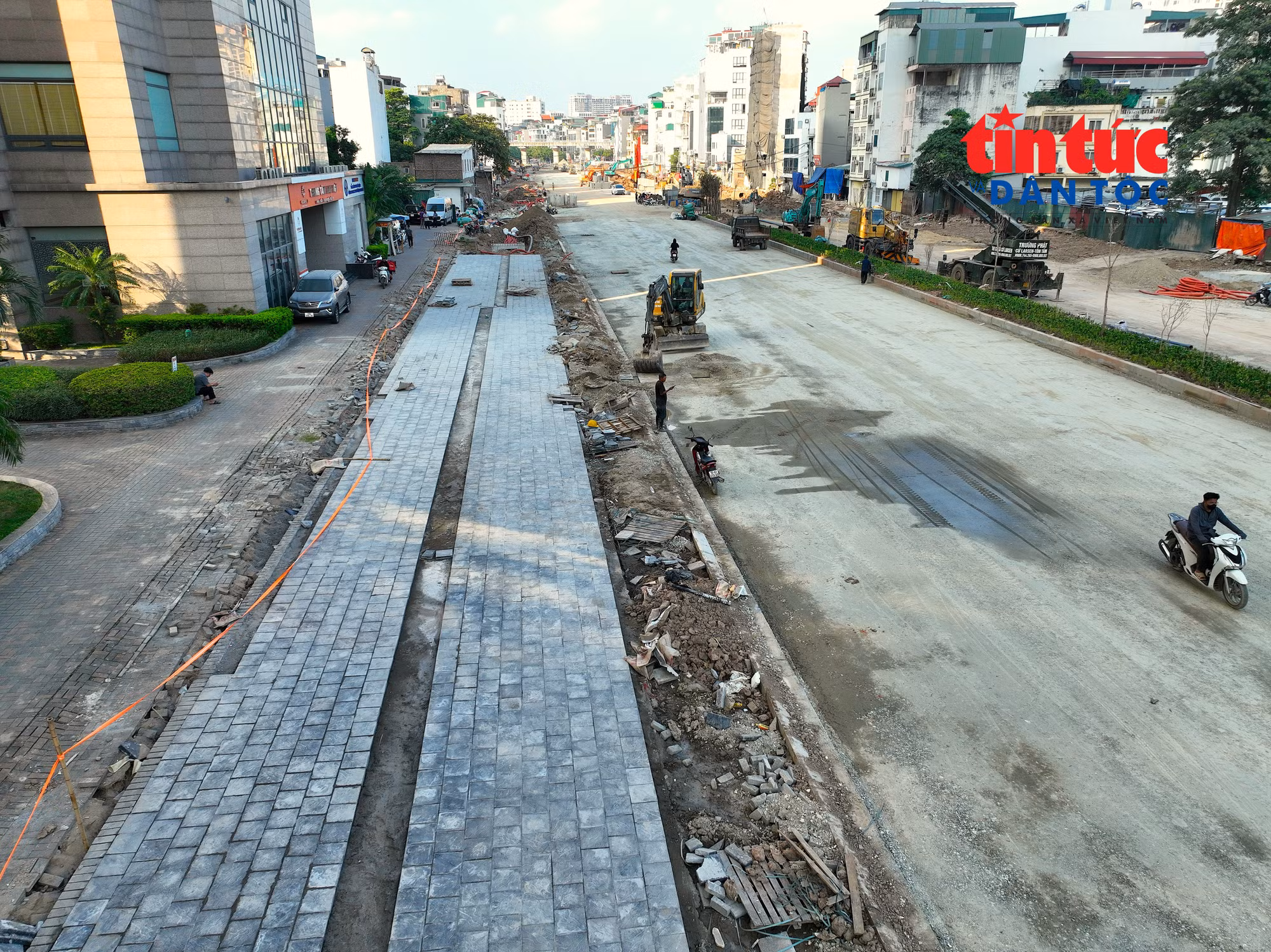 Các hạng mục bó vỉa, vỉa hè, cây xanh, chiếu sáng... cũng đang được gấp rút triển khai.