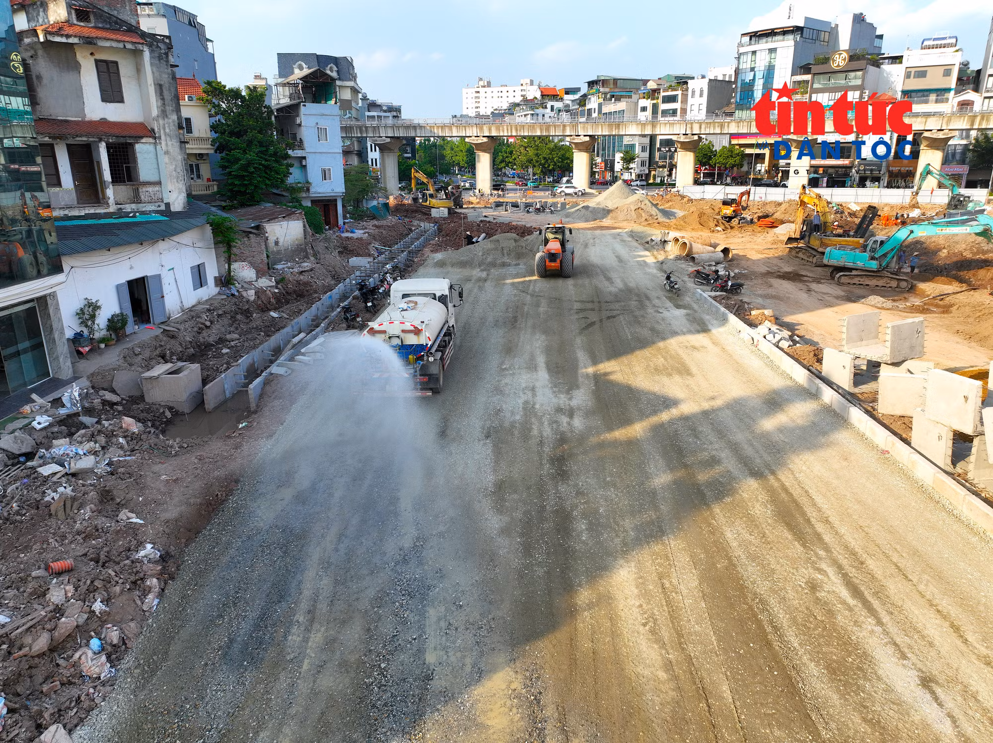 Theo đơn vị thi công, tiến độ dự án bị ảnh hưởng bởi thời tiết do các đợt mưa lớn trong tháng 8 và tháng 9; hiện nay, nhà thầu đang huy động tối đa nhân lực, máy móc, thi công cả ngày lẫn đêm phấn đấu thông xe kỹ thuật dịp 10/10.