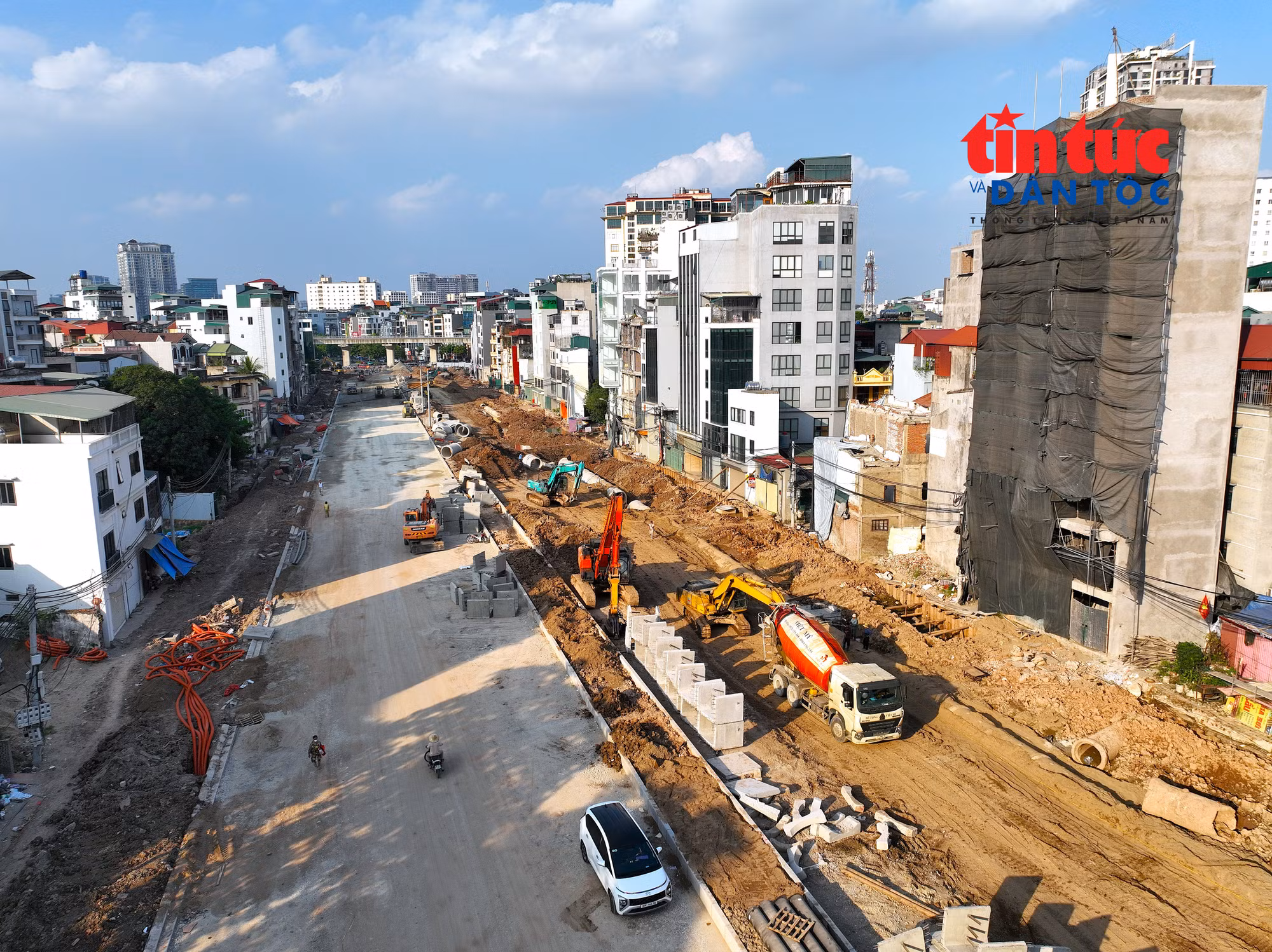 Hai bên đường, các hộ dân cũng đang khẩn trương cải tạo, xây dựng nhà để đón hạ tầng khang trang trong thời gian tới.