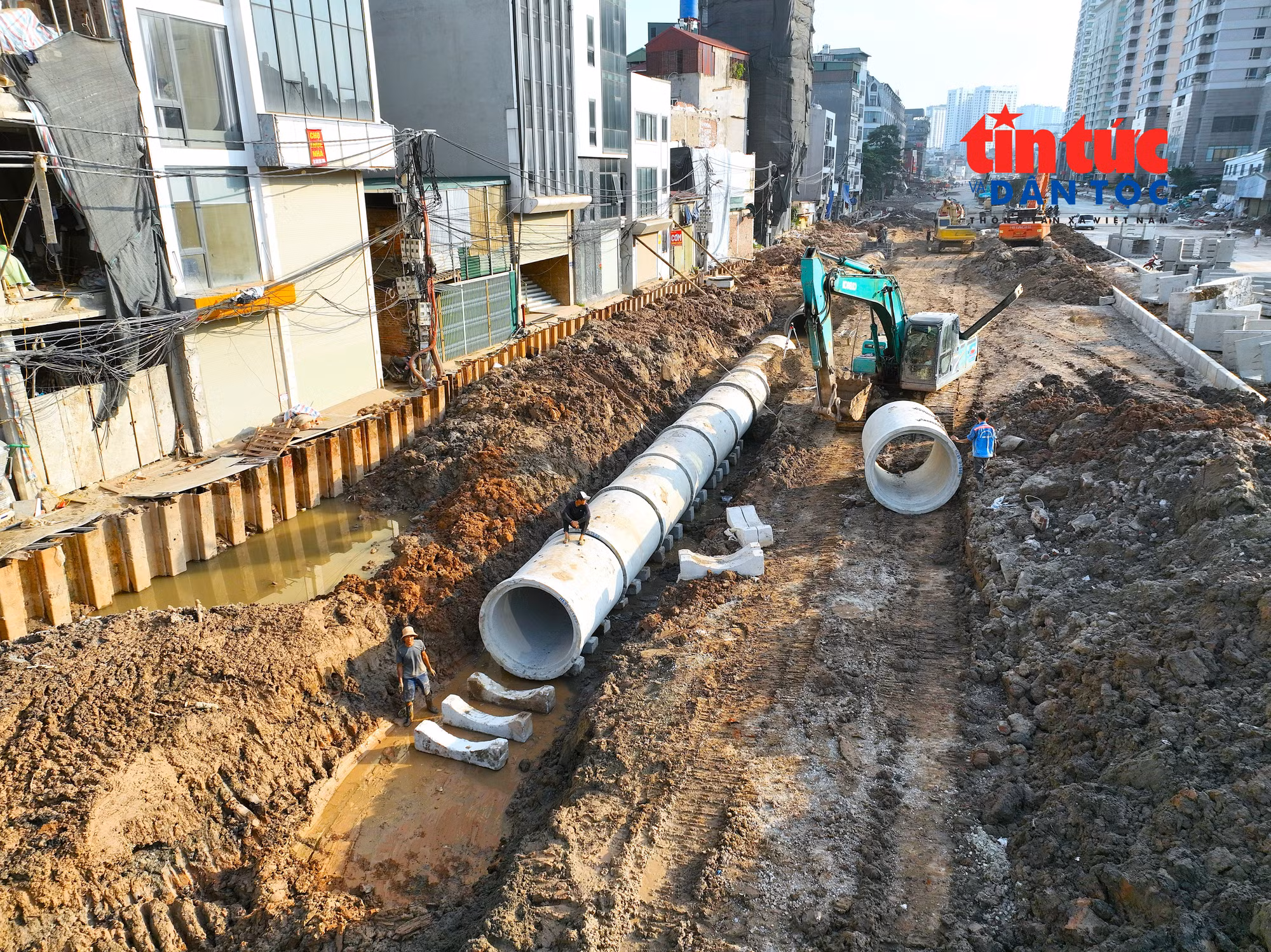 Thi công hạng mục cống thoát nước trên đường Vành đai 2,5 đoạn qua Cầu Giấy.