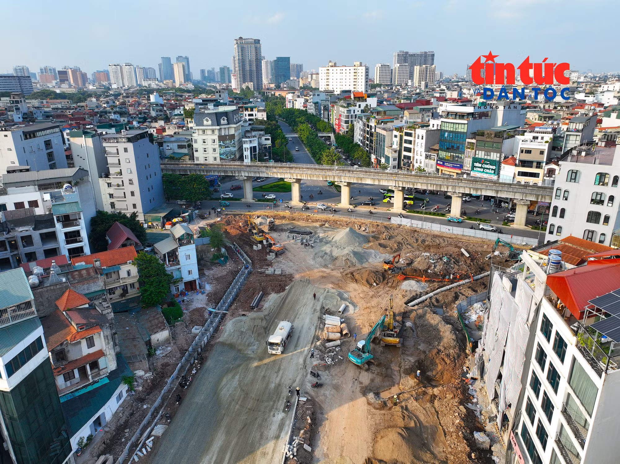 Theo kế hoạch, các đoạn tuyến trên đường Vành đai 2,5 qua Xuân Đỉnh, Cầu Giấy, Yên Hòa, Khương Đình phấn đấu thông xe kỹ thuật trước Ngày Giải phóng Thủ đô 10/10, và hoàn thành toàn tuyến trong năm 2026.