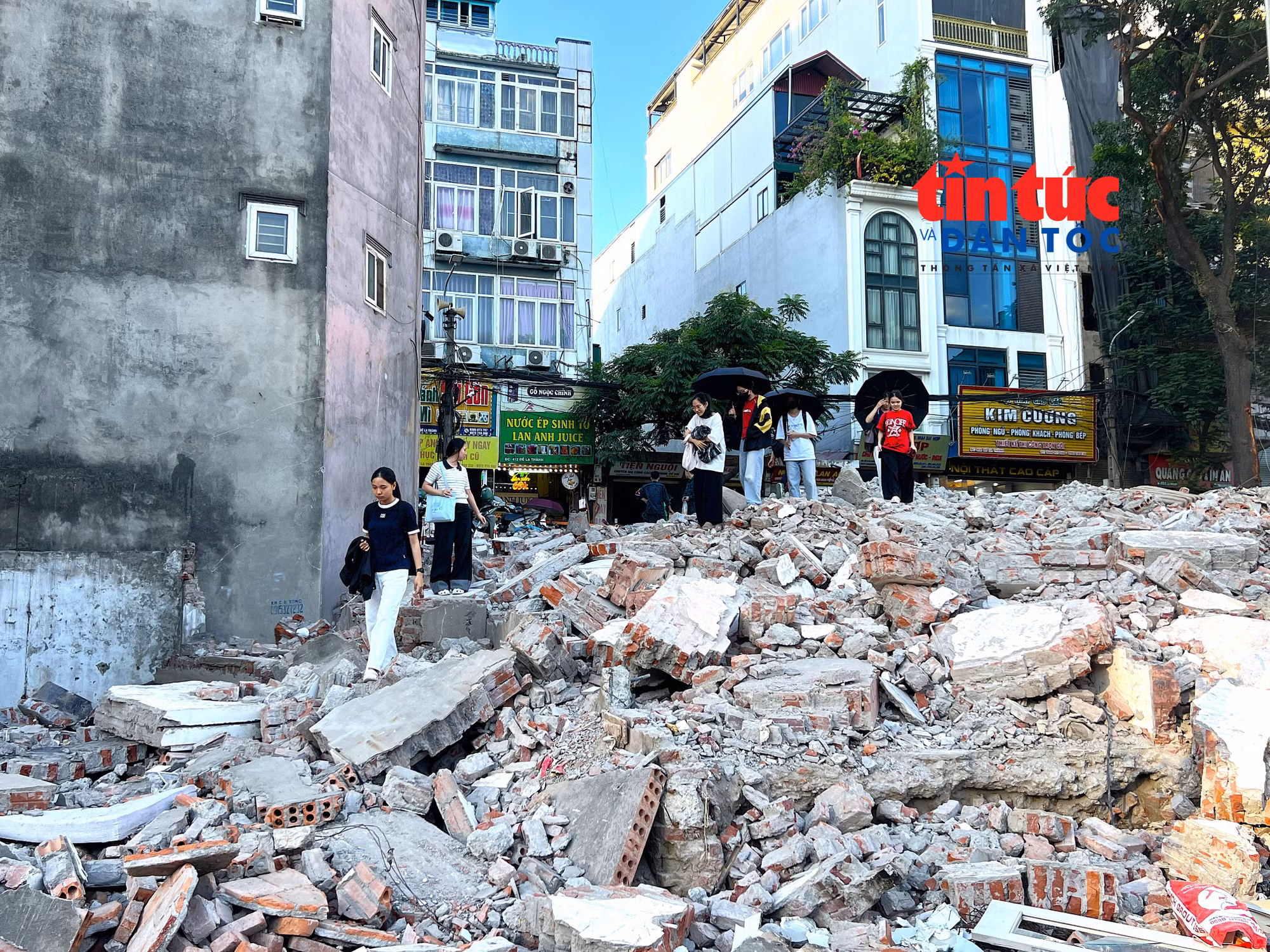 Nhiều người phải băng cắt qua khu vực giải phóng mặt bằng để đón xe buýt trên đường Vành đai 1.
