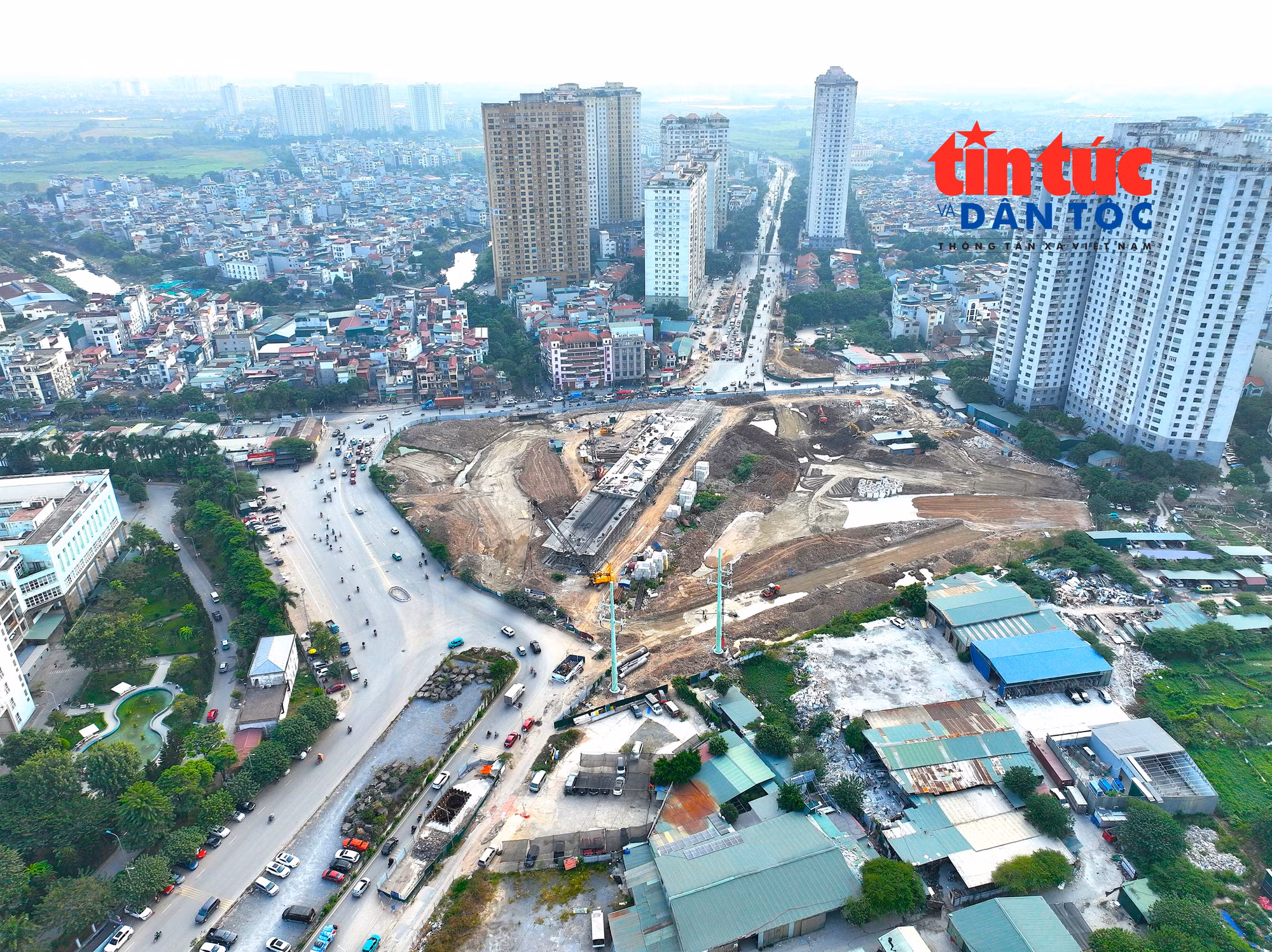 Nút giao Phạm Tu - đường 70 thuộc dự án đường giao thông bao quanh Khu tưởng niệm danh nhân Chu Văn An. Công trình phải tạm dừng thi công từ năm 2018 do vướng mắc giải phóng mặt bằng.
