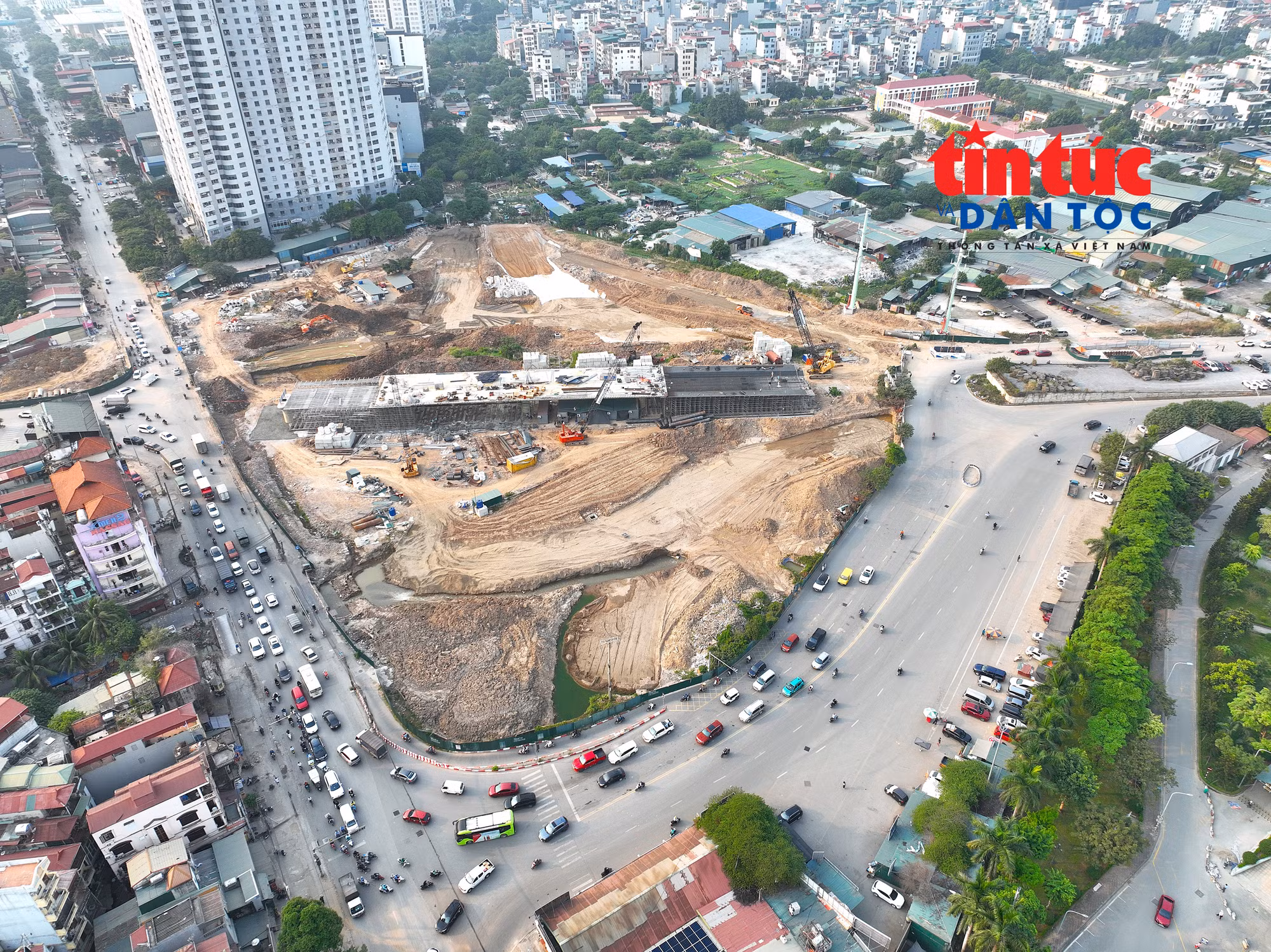 Đến tháng 5/2026, UBND phường Thanh Liệt đã hoàn thành công tác giải phóng mặt bằng, tạo điều kiện để nhà thầu tiếp tục triển khai thi công. Sau hơn 5 tháng thi công, nút giao Phạm Tu - đường 70 đang dần hình thành.