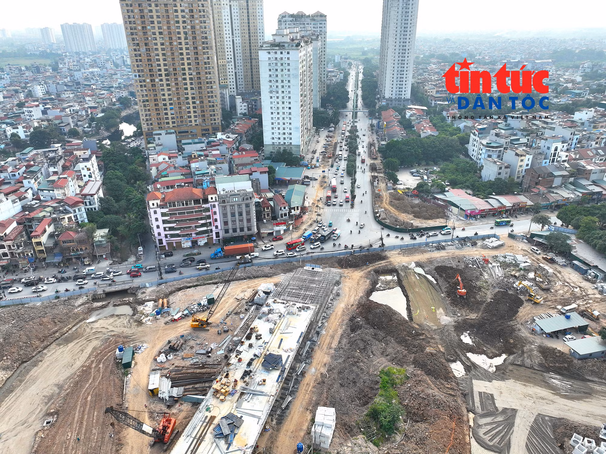 Khó khăn hiện nay là việc nối thông cây cầu hướng về đường Phúc La vẫn đang chờ di dời đường ống nước sạch D800 án ngữ ngay vị trí trụ T7, mố M8.