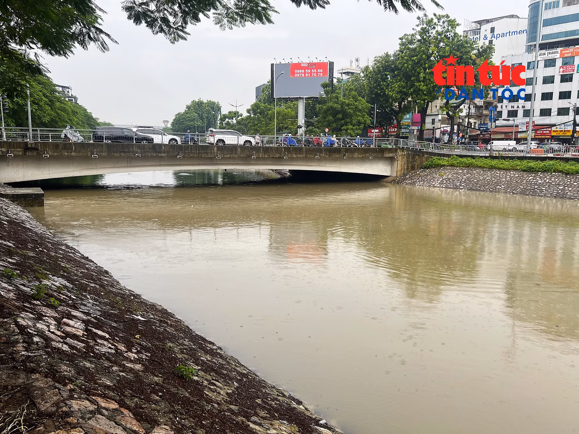 Cách phố Hoa Bằng không xa, mực nước sông Tô Lịch cũng đang dâng cao.