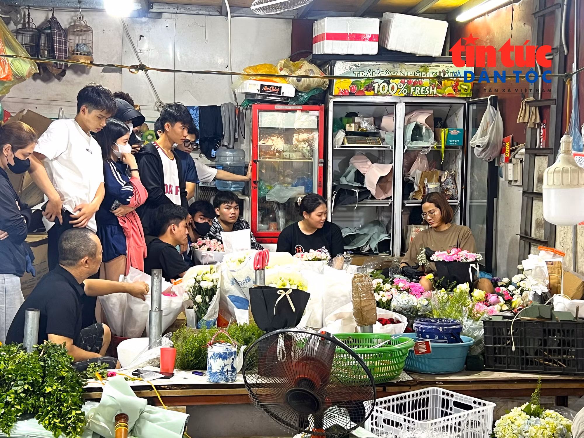 Nhiều khách hàng chia sẻ phải xếp hàng, chờ hơn hai giờ đồng hồ mới mua được bó hoa ưng ý tặng người thân dịp 20/10.
