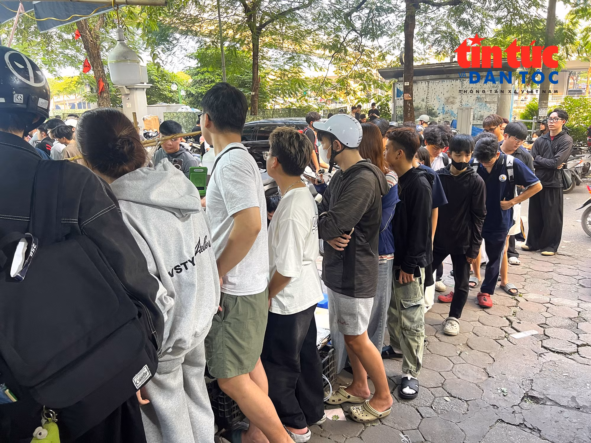 xep-hang-mua-hoa.jpg