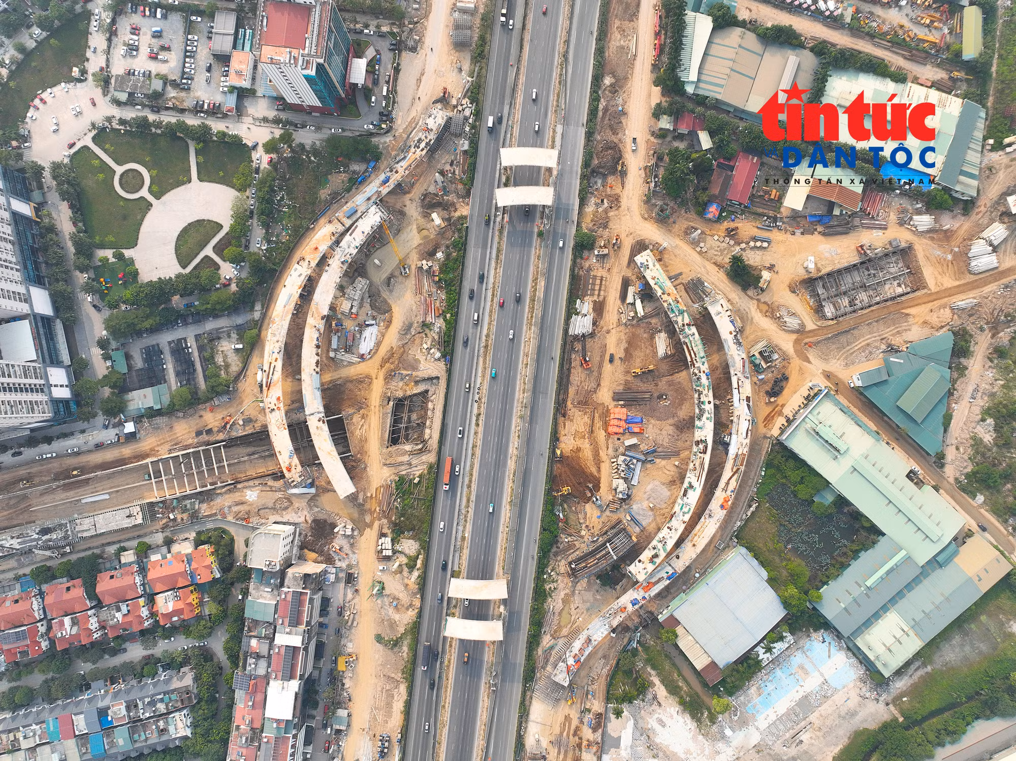 Hình hài nút giao đa tầng Vành đai 3,5 - Đại lộ Thăng Long nhìn từ trên cao.