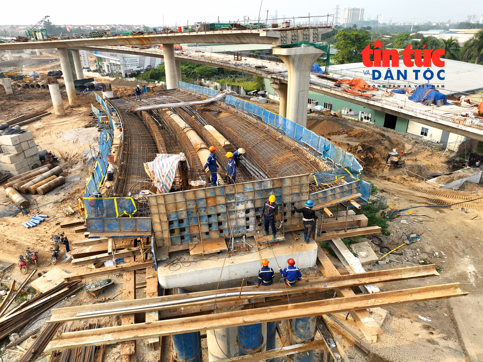 Các tốp công nhân thi công đường nhánh trên cao tại nút giao Vành đai 3,5 - Đại lộ Thăng Long.