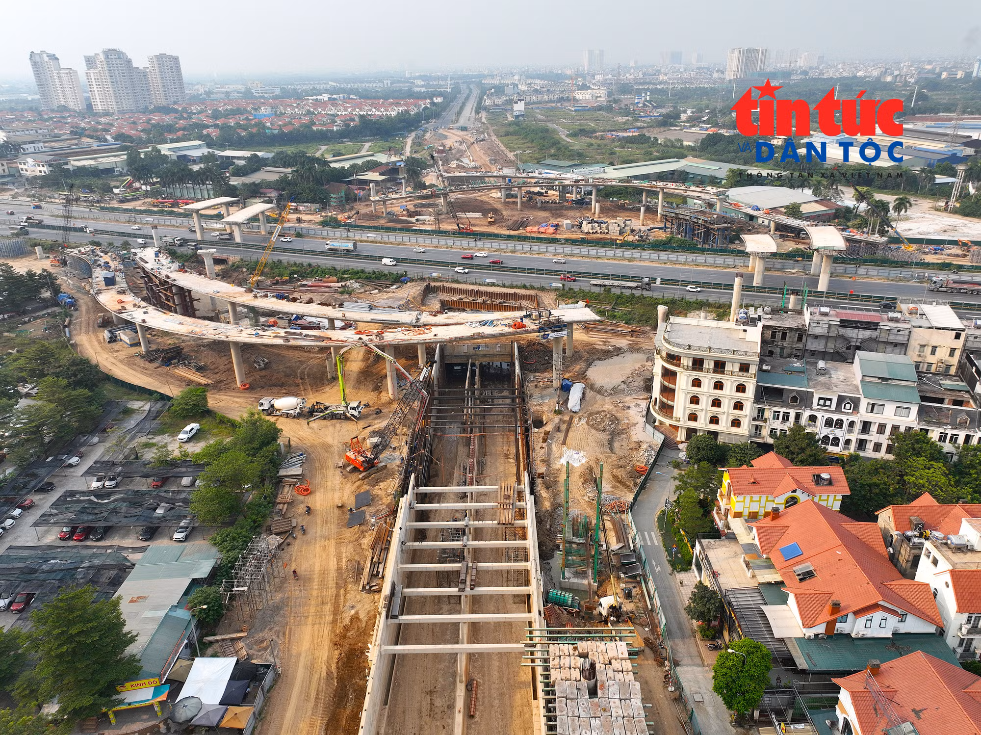 Hầm chui 4 làn xe đang được thi công, đi theo hướng từ đường Hoàng Tùng qua Đại lộ Thăng Long, kết nối với Quốc lộ 32.