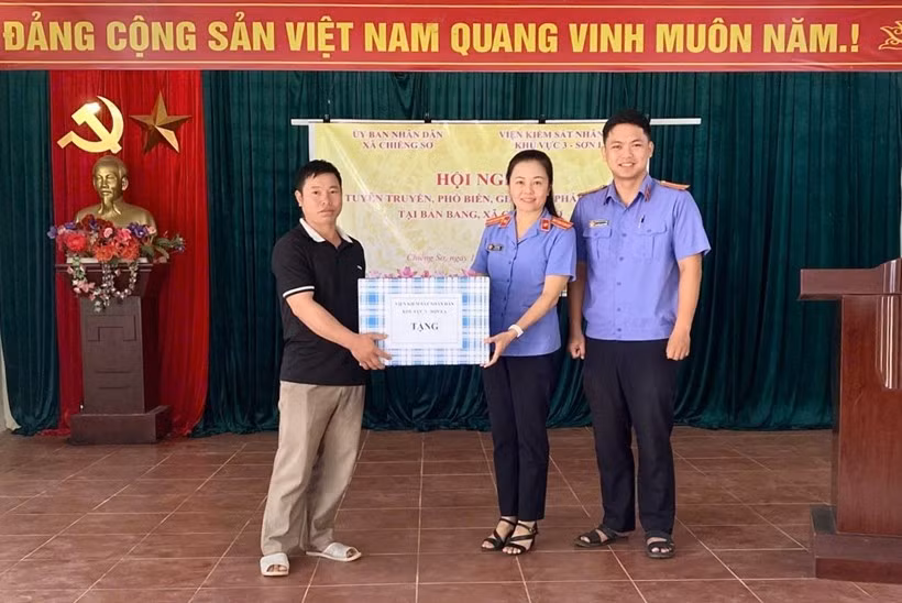 VKSND khu vực 3 tặng quà cho đại diện người dân bản Bang.