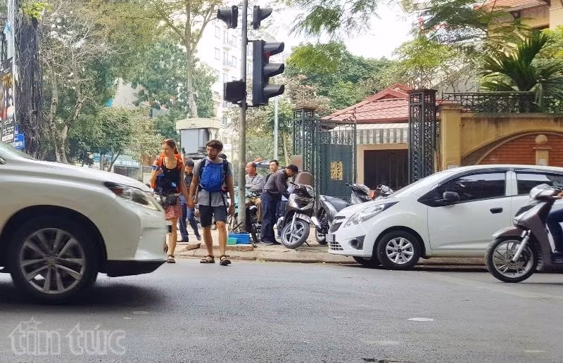  Du khách nước ngoài 'lác mắt' khi lần đầu 'chạm mặt' giao thông Hà Nội ảnh 1