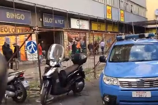Italy: Băng đảng nổ súng, bé gái 10 tuổi trúng đạn lạc ảnh 1