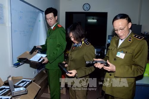 100 khẩu súng đồ chơi bạo lực suýt "lọt lưới" ảnh 1