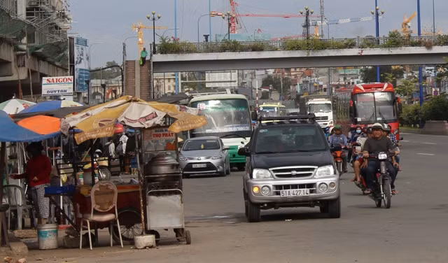 Thành phố Hồ Chí Minh: Người dân ùn ùn trở lại sau nghỉ lễ ảnh 2