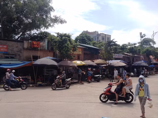 Chung cư giá rẻ nhếch nhác vì chợ cóc, hàng quán, ách tắc giao thông ảnh 12