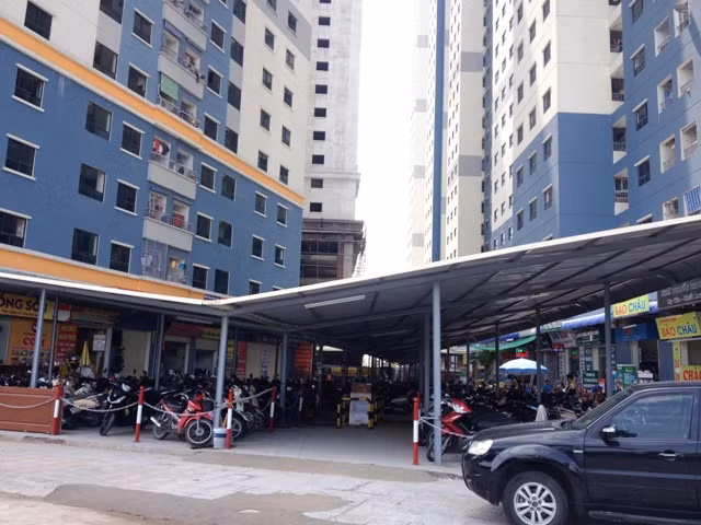 Chung cư giá rẻ nhếch nhác vì chợ cóc, hàng quán, ách tắc giao thông ảnh 8