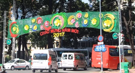 "Thay áo" cho đường phố đón Tết ảnh 6