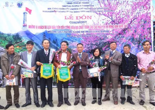 Cao nguyên đá Đồng Văn đón du khách "xông đất" ảnh 1