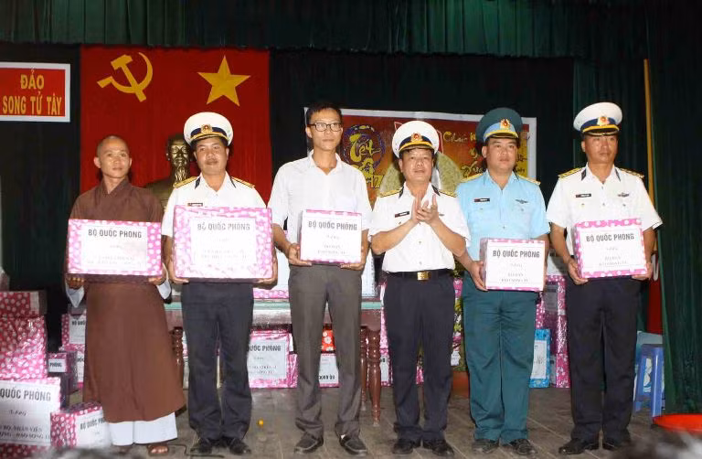 Mang Tết đến với chiến sĩ Trường Sa ảnh 7