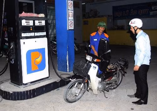 Xăng tăng giá 13 lần, giảm 9 lần trong năm 2016 ảnh 1