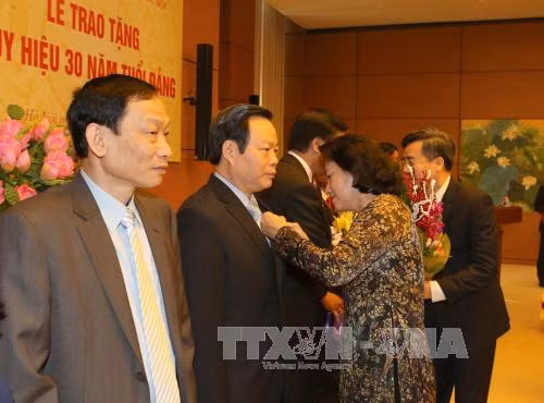 11 cán bộ Văn phòng Quốc hội nhận Huy hiệu 30 năm tuổi Đảng ảnh 1