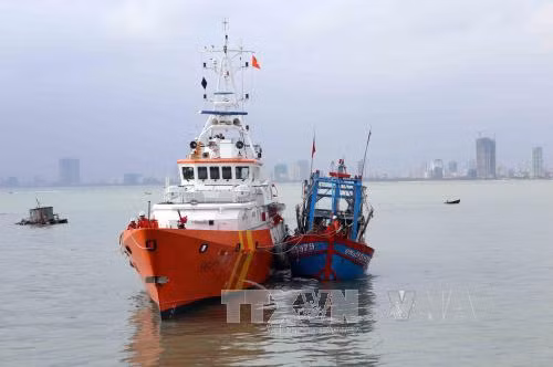 Đưa tàu cá QNa 95979 TS và 6 ngư dân gặp nạn vào đất liền an toàn ảnh 1