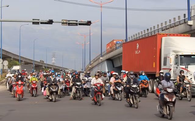 Thành phố Hồ Chí Minh: Người dân ùn ùn trở lại sau nghỉ lễ ảnh 1