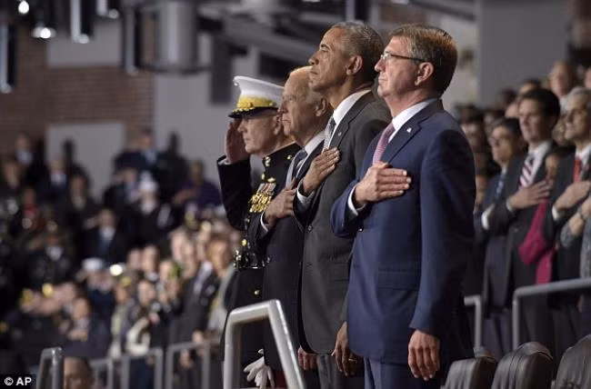 Lính Mỹ ngất xỉu bí ẩn trong lễ chia tay Tổng thống Barack Obama ảnh 3