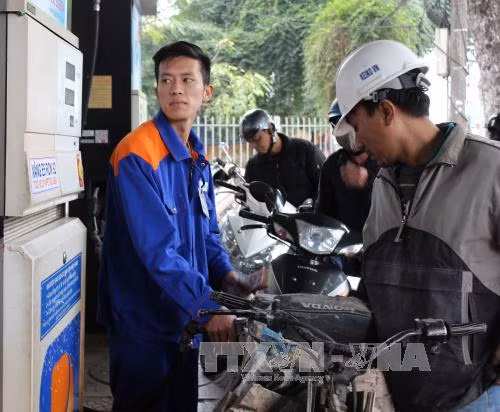 Giá xăng giảm gần 700 đồng/lít ảnh 1