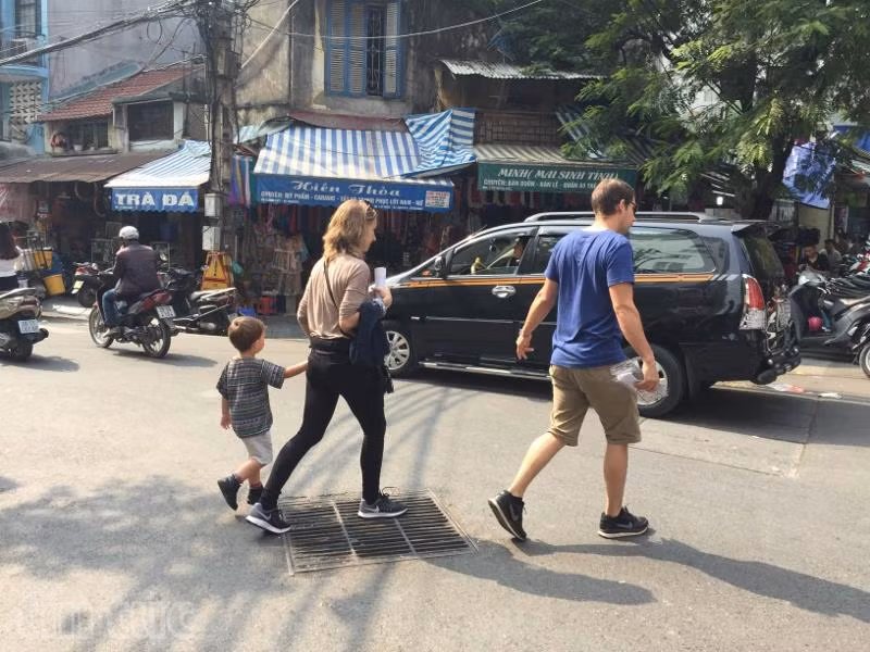  Du khách nước ngoài 'lác mắt' khi lần đầu 'chạm mặt' giao thông Hà Nội ảnh 2