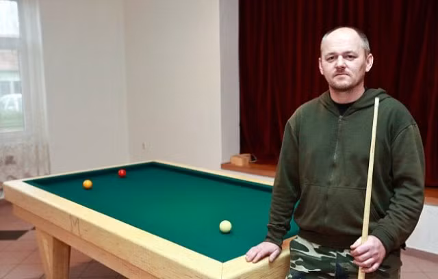 Bỏ 10 năm ghép hơn 1,8 triệu que diêm làm bàn billards ảnh 1