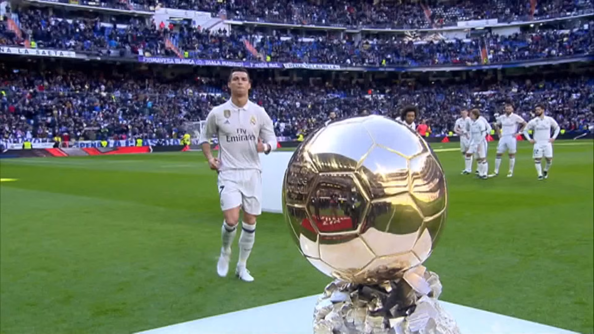 Ronaldo được “đoán” giành giải Cầu thủ xuất sắc nhất FIFA 2016 ảnh 1