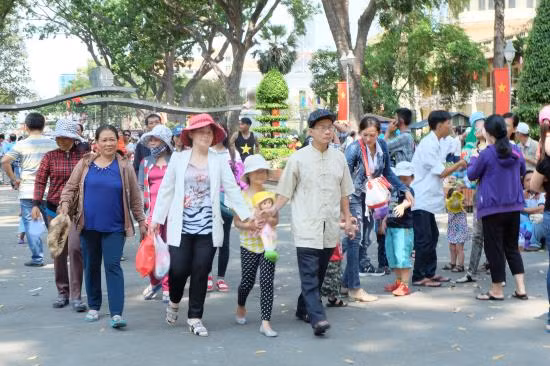 Du khách ùn ùn đến các điểm vui chơi, giải trí ảnh 1