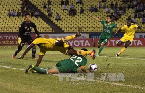 V-League sẽ xử nghiêm lối đá "chặt chém" ảnh 1