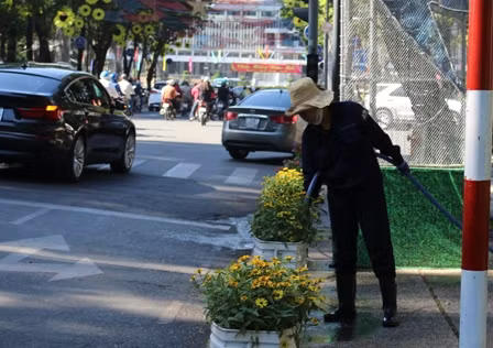 "Thay áo" cho đường phố đón Tết ảnh 4