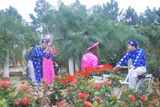 Vườn hoa bãi đá sông Hồng: Điểm du lịch hấp dẫn dịp nghỉ lễ ảnh 3