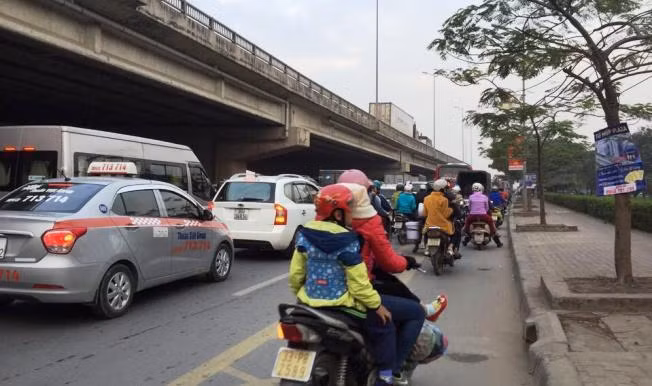 Phía Nam Hà Nội ùn tắc, công an căng sức giải tỏa ảnh 3