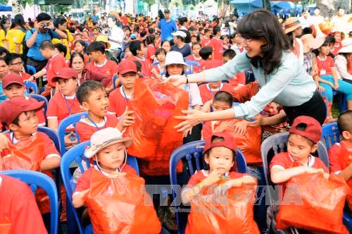 Hơn 6.000 phần quà Tết hỗ trợ người nghèo, trẻ mồ côi ảnh 1