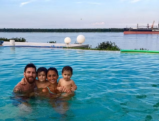  Cristiano Ronaldo, Lionel Messi chọn cách đón năm mới cùng gia đình ảnh 2