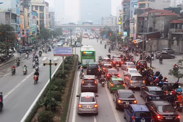 Phát hoảng vì những pha tạt đầu và cướp làn đường xe buýt nhanh ảnh 4