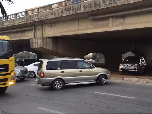 Phía Nam Hà Nội ùn tắc, công an căng sức giải tỏa ảnh 7