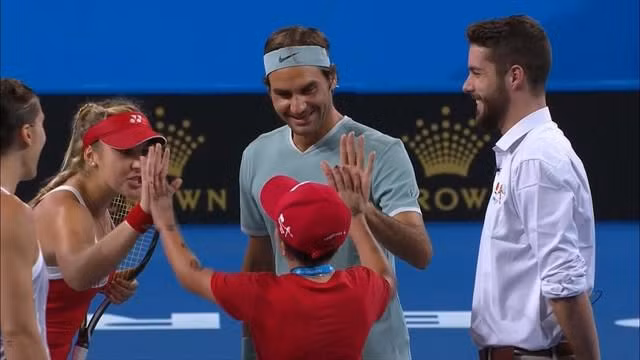 Người hùng Roger Federer khiến khán giả Hopman Cup hết khóc lại cười ảnh 1