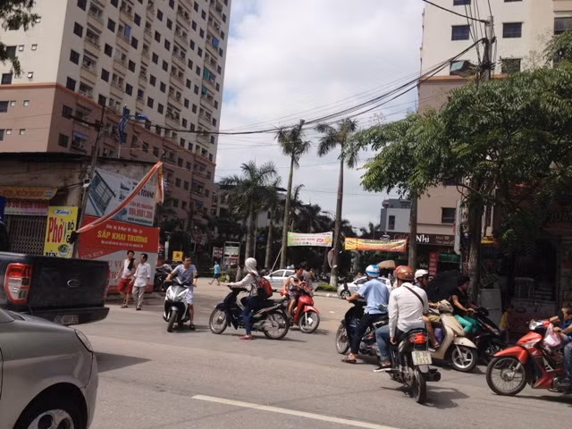 Chung cư giá rẻ nhếch nhác vì chợ cóc, hàng quán, ách tắc giao thông ảnh 11