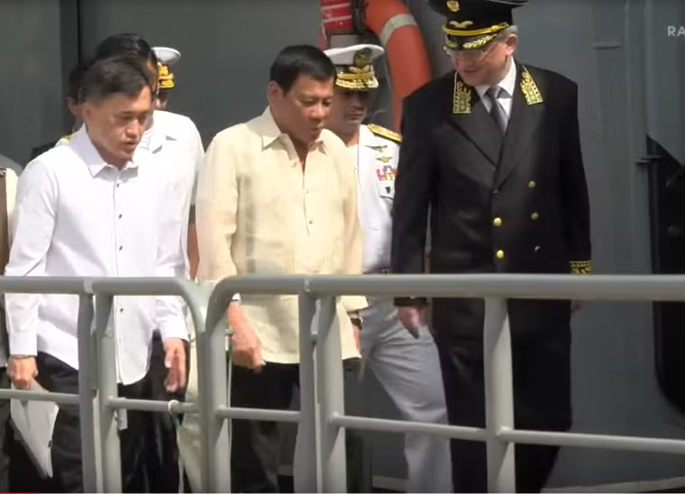 Toàn cảnh Tổng thống Duterte trên tàu chống ngầm Nga ảnh 1